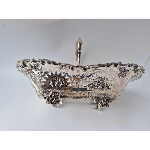 962 - edwardian cake basket with pierced sides and cast handle.12 in long Goldsmiths Co London 1910. 530 g... 