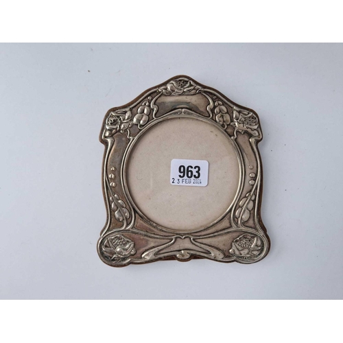 963 - Stylish Art Nouveau photo frame with circular aperture. 6.5 in high. Birmingham 1904. By M & C