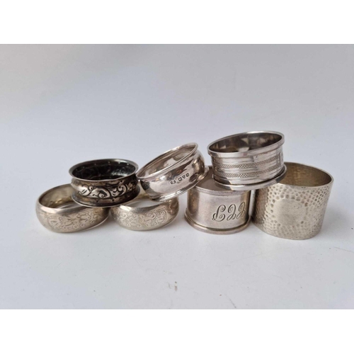 964 - Group of 7 napkin rings. 128 gm