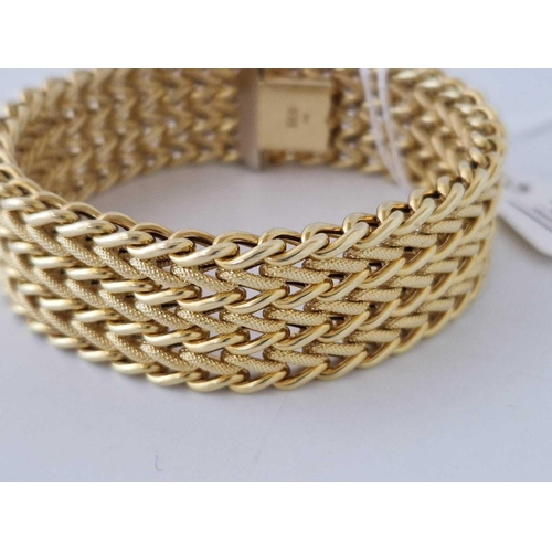 3 - A ATTRACTIVE WIDE CHAIN LINK BRACELET 14CT GOLD 7.5 INCHES 38 GMS