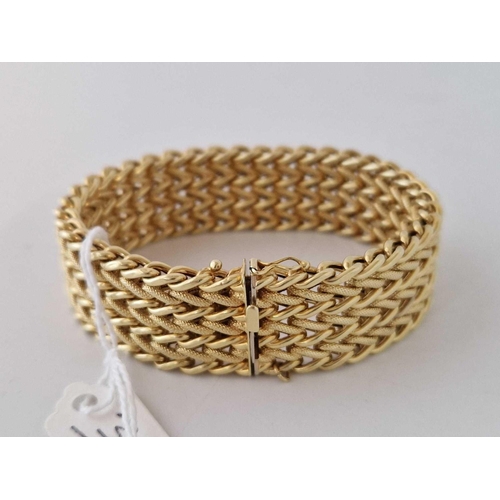 3 - A ATTRACTIVE WIDE CHAIN LINK BRACELET 14CT GOLD 7.5 INCHES 38 GMS