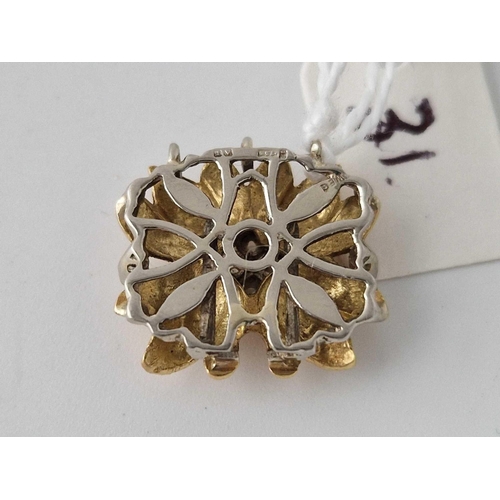 31 - A attractive floral panel clasp with diamonds 18ct gold 4.9 gms