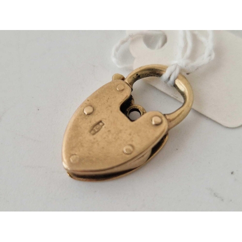 1 - A good heavy gold heart shaped padlock clasp, 9ct, 4.5 g