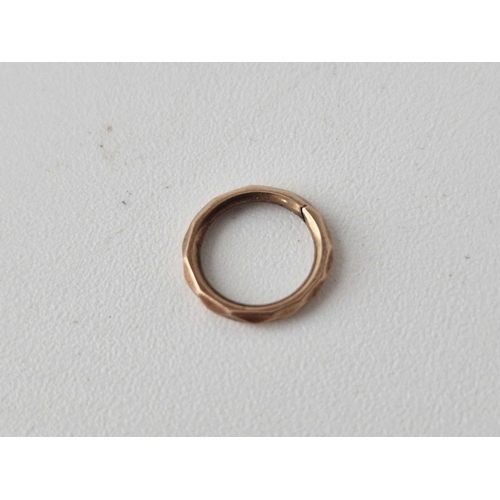 151 - Antique gold faceted split ring