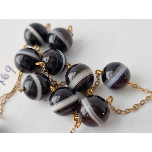 169 - A banded agate style glass bead necklace 28�