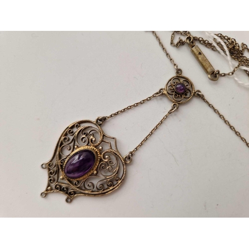 191 - A pretty silver and amethyst necklace, 17 inch