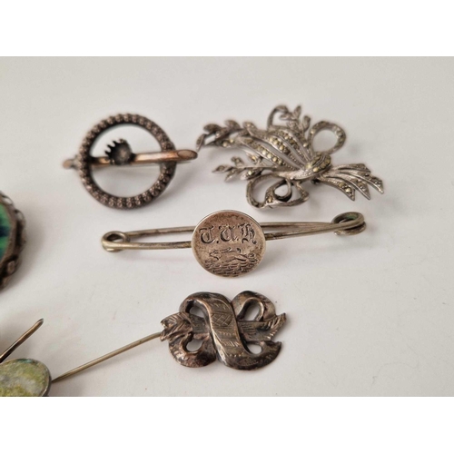 197 - A quantity of assorted silver and other brooches