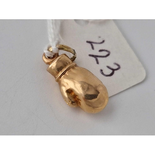 223 - A boxing glove charm, 18ct, 1 g