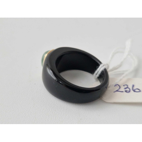 236 - An onyx and jade 9ct ring size Q