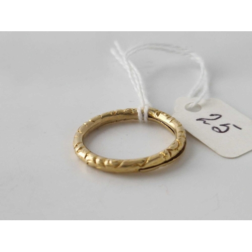 25 - A 19TH C GOLD SPLIT RING, 2.4 cm in diameter, 4.9 g