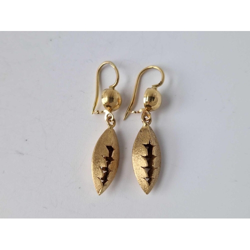 276 - A pair 0f 18ct gold drop earrings 5.1g