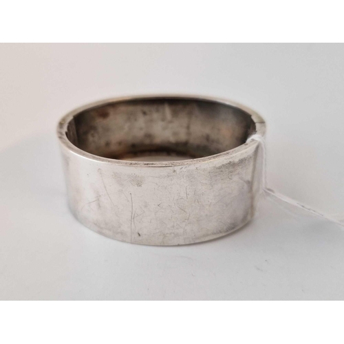 33 - An aesthetic engraved silver bangle, 26 g