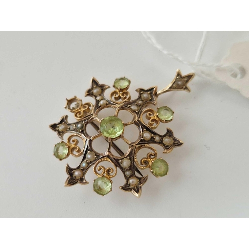 38 - An Edwardian peridot and pearl pendant/ brooch, 9ct, 4 g