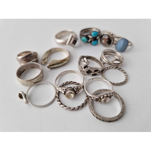 89 - Fifteen silver rings, 44 g