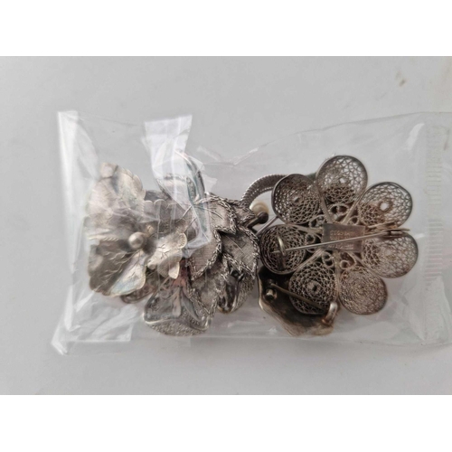 107 - A bag of assorted silver brooches 40 gms