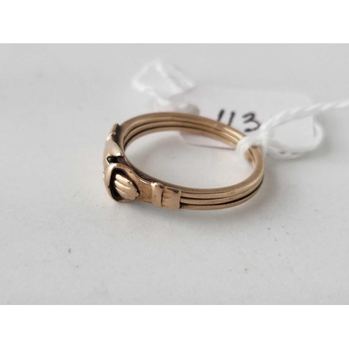 113 - A UNUSUAL GOLD CLASPING HANDS OPENING RING SIZE P