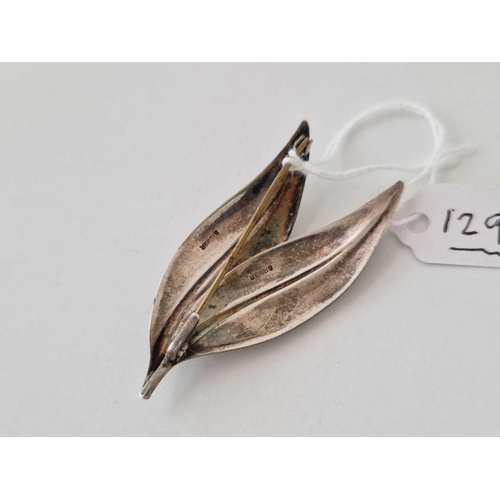 129 - A 1950s silver leaf brooch