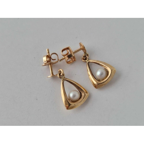 135 - A pair of pearl set earrings 18ct gold 1.6 gms