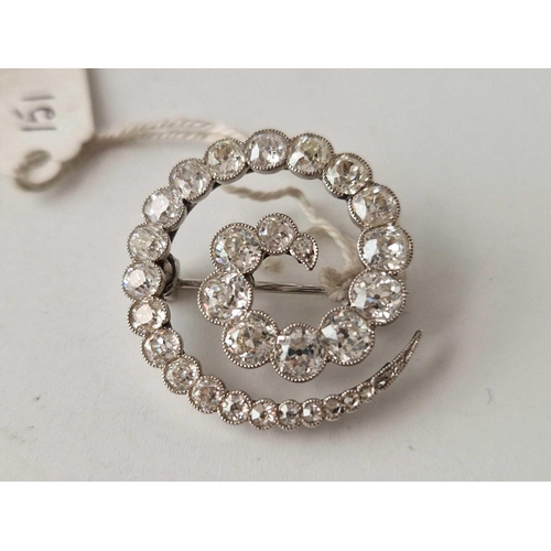 151 - A EXQUISITE DIAMOND SET SWIRL BROOCH SET WITH 28 GRADUATED DIAMONDS SET IN PLATINUM 28MM X 26MM 8.4 ... 