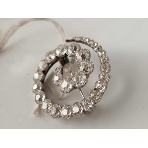 151 - A EXQUISITE DIAMOND SET SWIRL BROOCH SET WITH 28 GRADUATED DIAMONDS SET IN PLATINUM 28MM X 26MM 8.4 ... 