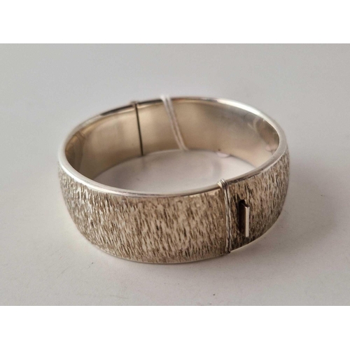 165 - A silver hinged bangle 46 gms