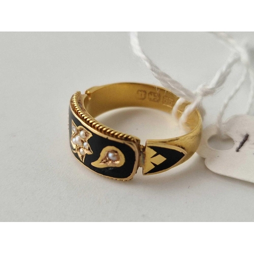 182 - A ANTIQUE ENAMEL AND PEARL MOURNING RING 18CT GOLD SIZE L