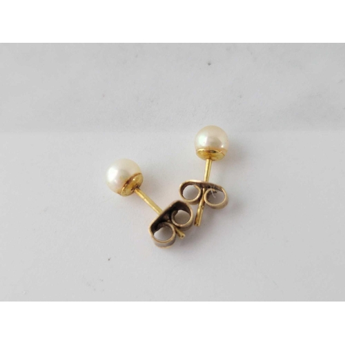 199 - A pair of pearl ear studs 9ct