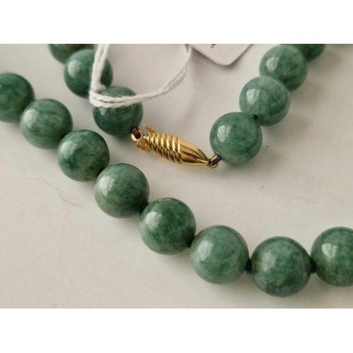 214 - A green hard stone bead necklace