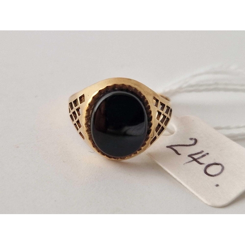 240 - A black onyx ring with pierced shoulders 9ct size Q 2.3 gms