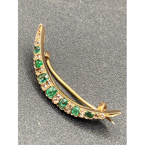 246 - A FINE VICTORIAN COLUMBIAN EMERALD AND DIAMOND CRESCENT BROOCH IN 14 CT GOLD