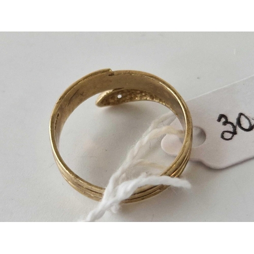 300 - A snake ring 9ct size S 4 gms