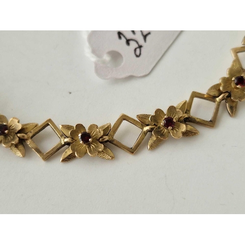 320 - A BRACELET SET WITH FLOWER GARNETS 9CT 7 INCH 10 GMS