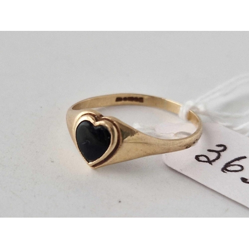 363 - A black onyx heart shaped ring 9ct size S 1.5 gms