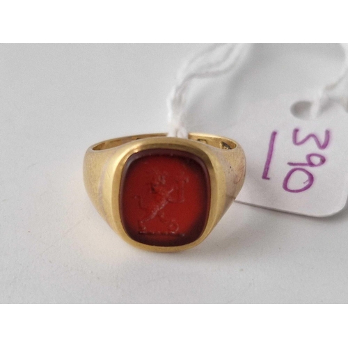 390 - A SIGNET RING 18CT GOLD WITH CREST INTAGLIO SIZE H 5 GMS