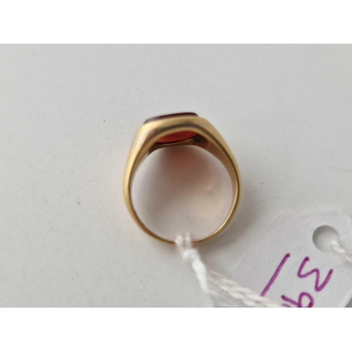 390 - A SIGNET RING 18CT GOLD WITH CREST INTAGLIO SIZE H 5 GMS