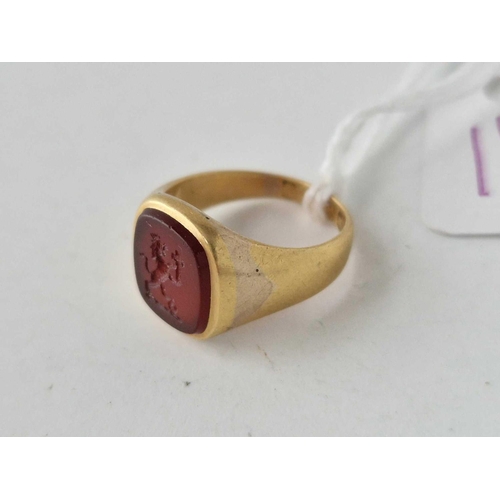 390 - A SIGNET RING 18CT GOLD WITH CREST INTAGLIO SIZE H 5 GMS