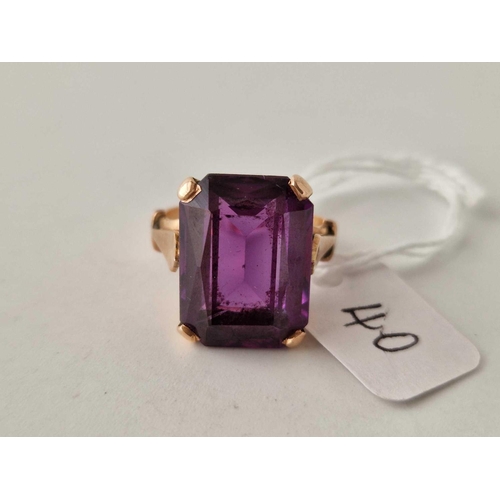 40 - A IMITATION ALEXANDRITE DRESS RING 18CT GOLD SIZE P 8 GMS