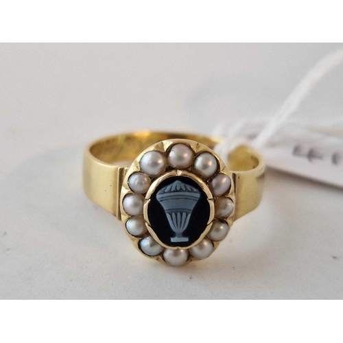 412 - A VICTORIAN MOURNING RING 18CT GOLD WITH A CENTRAL HARD STONE URN CAMEO SURROUNDED BY PEARLS LONDON ... 