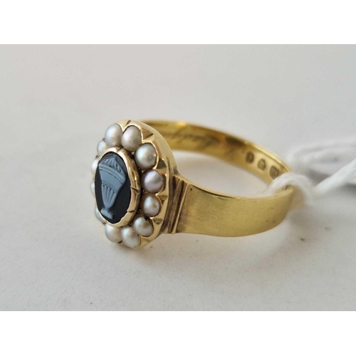 412 - A VICTORIAN MOURNING RING 18CT GOLD WITH A CENTRAL HARD STONE URN CAMEO SURROUNDED BY PEARLS LONDON ... 