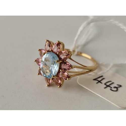 443 - AN AQUAMARINE AND PINK TOURMALINE STARBURST RING WITH LARGE CENTRAL AQUAMARINE 9CT, SIZE N - 2.6GMS