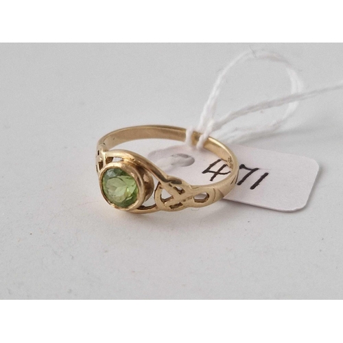 471 - A peridot ring 9ct size O 1.9 gms