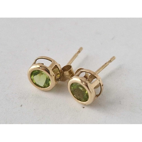 472 - A pair of peridot ear studs 9ct