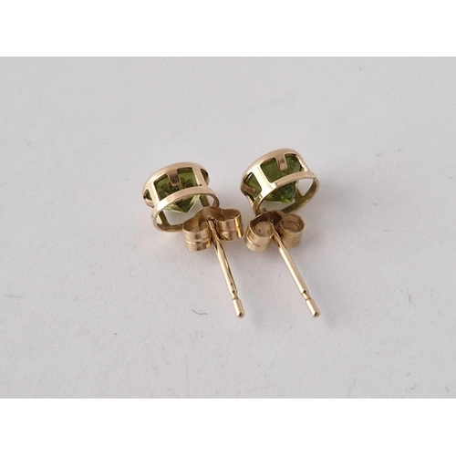 472 - A pair of peridot ear studs 9ct