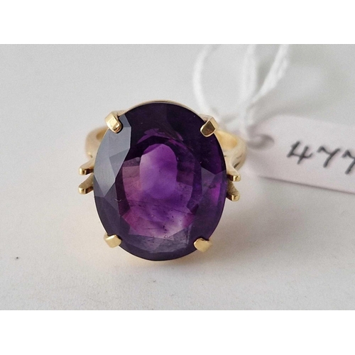 477 - A LARGE PURPLE STONE RING 18CT GOLD SIZE S 11 GMS