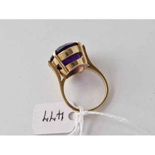 477 - A LARGE PURPLE STONE RING 18CT GOLD SIZE S 11 GMS