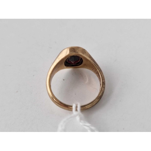 491 - A Garnet set signet ring 9ct size K 5.1 gms