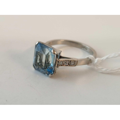 51 - A AQUAMARINE AND DIAMOND RING SET IN PLATINUM SIZE M 4.8 GMS BOXED THE AQUAMARINE 3.3 CARATS