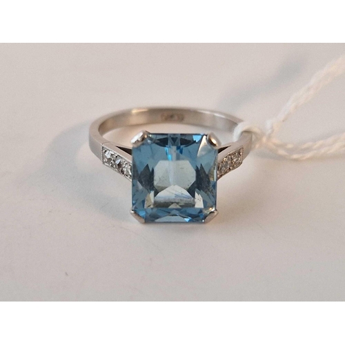 51 - A AQUAMARINE AND DIAMOND RING SET IN PLATINUM SIZE M 4.8 GMS BOXED THE AQUAMARINE 3.3 CARATS