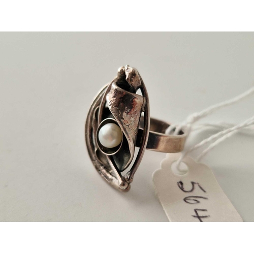 564 - A AVI SOFFER designer silver ring set with a single pearl size P