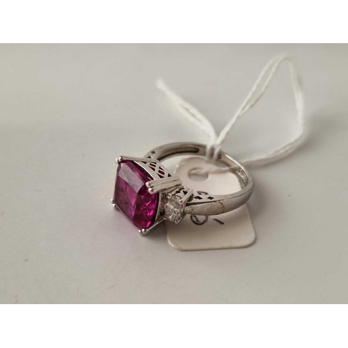 565 - A silver pink stone ring size L